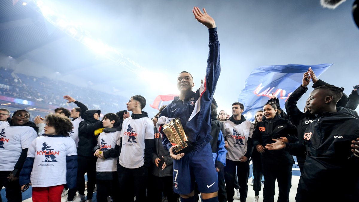 Kylian Mbappe recibió el trofeo con el que se consagra como el máximo artillero de ese club en la liga de ese país con 201 goles.