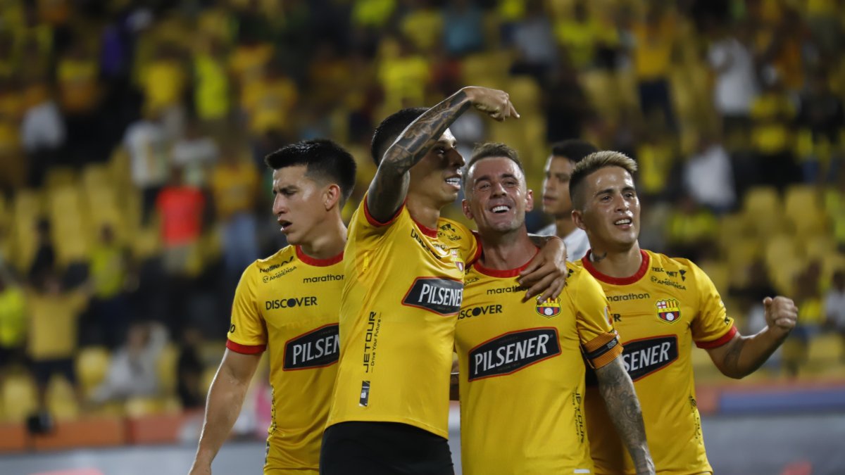Fernando Gaibor (i) y Damián el ‘Kitu’ Díaz (c) celebran con parte de los protagonistas del resultado 5-0 ante el Delfín.