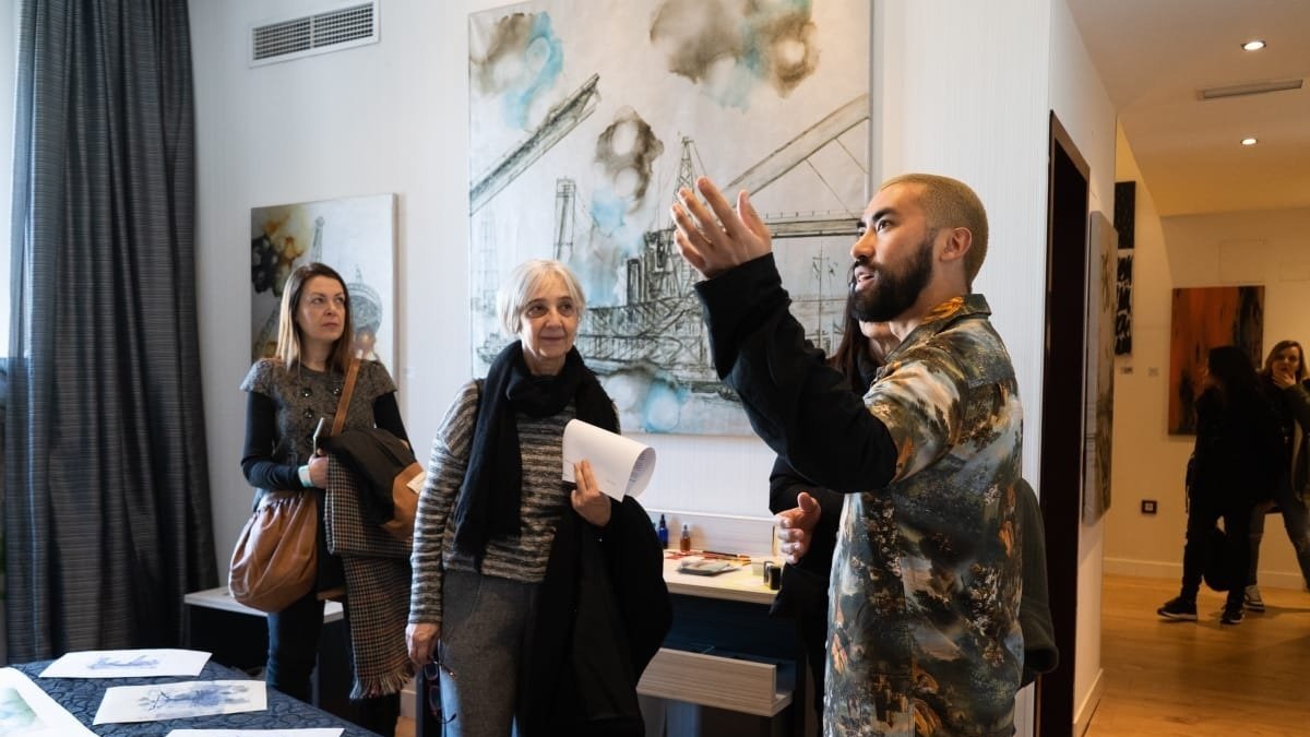 Uno de los pintores nacionales habla sobre su trabajo con visitantes. Las obras exhibidas se quedaron en Madrid para exposiciones individuales en el Centro Cultural Ecuatoriano.