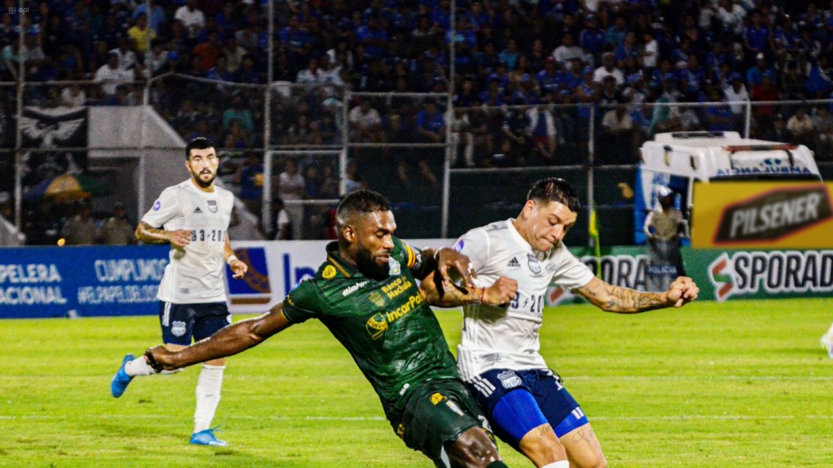 Gabriel Achilier (i), exEmelec, marcó el primer gol de Orense.