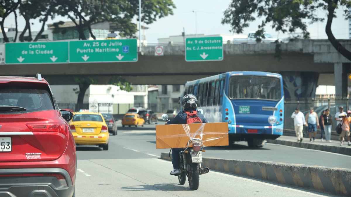 Este es el panorama habitual en las calles Quito y Julian Coronel.