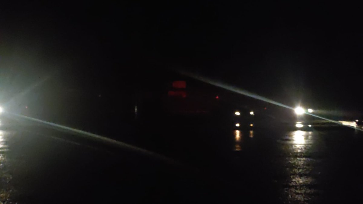 Oscuridad. Para complicar el trabajo de los militares y policías en el sector se cortó la energía eléctrica.