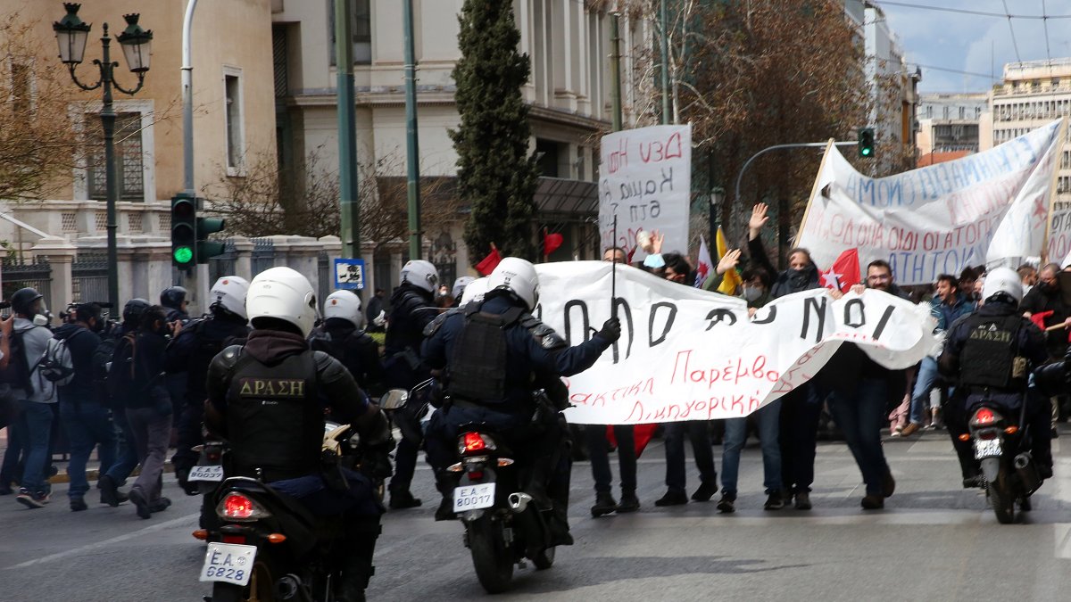 Atenas. Manifestantes se enfrentaron contra la policía griega que trató de aplacar el furor de la marea humana con granadas