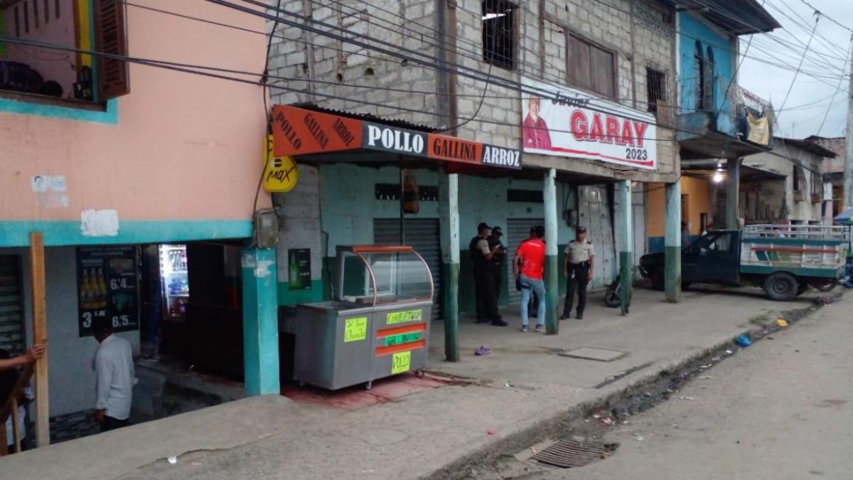 La Policía Nacional levantaba evidencias en el sitio del hecho violento en Daule, Guayas