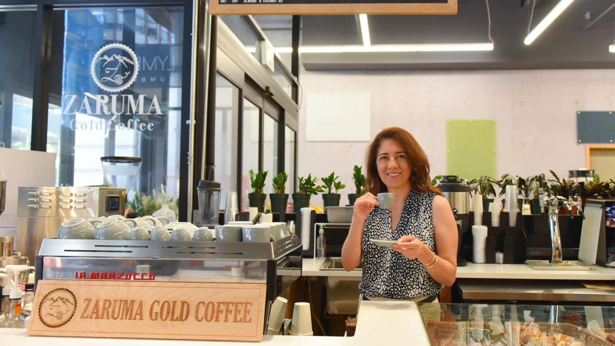 Diana Aguilar, propietaria de Zaruma Gold Coffe, en su local en Dumbo.
