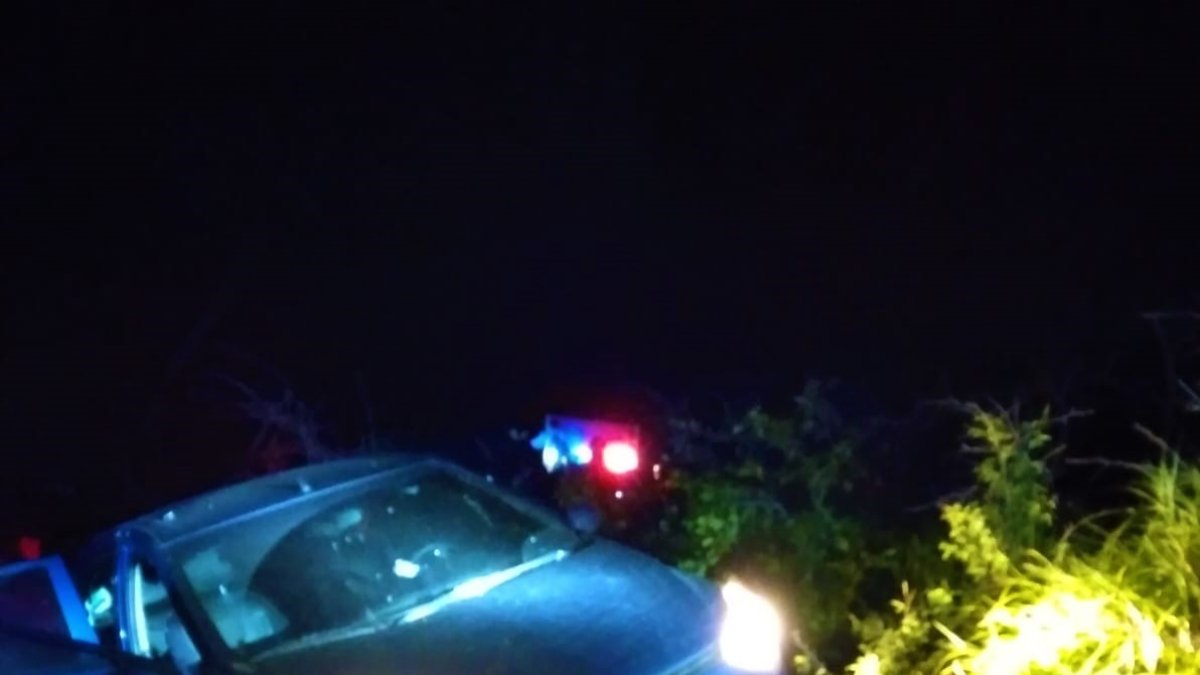 Sicariato. Así quedó el auto en el que viajaban los familiares de Carlos Kada, luego de la emboscada que sufrieron la noche del 04 de marzo de 2023.