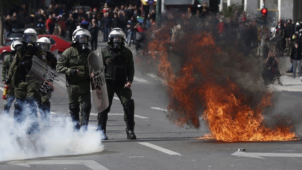 Protestas en Atenas contra el Gobierno por el accidente de trenes con 57 muertos.