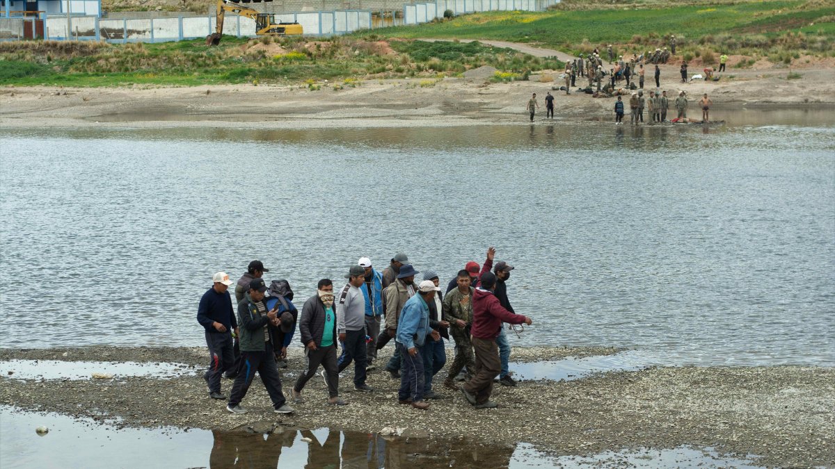 Pobladores rescatan y buscan a soldados del río Llave, el 5 de marzo de 2023, en Puno (Perú).