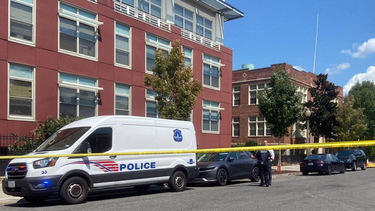 Imagen de archivo de agentes del Departamento de la Policía de EE. UU. en el lugar de un tiroteo.