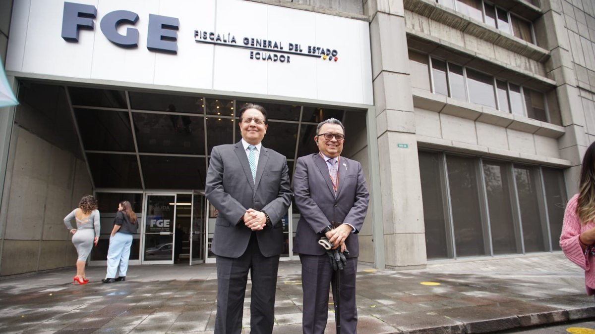 Pedido. Fernando Villavicencio y Ricardo Vanegas estuvieron en la Fiscalía para pedir investigaciones.