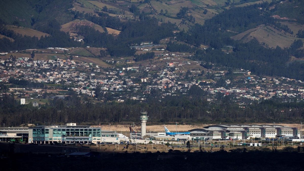 Fotografía de archivo en la que se registró una toma general panorámica del Aeropuerto Internacional Mariscal Sucre, en Quito (Ecuador).