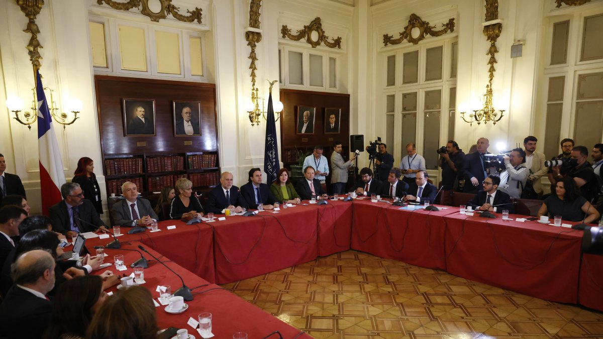 El presidente del Senado, Álvaro Elizalde (c-i),  se reúnen hoy lunes 6 de marzo  con los 24 expertos para la Constitución.