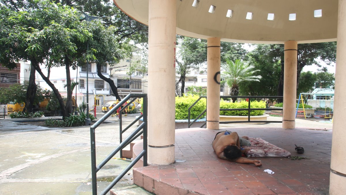 Los mendigos pernoctan en un parque de la ciudadela Bellavista.