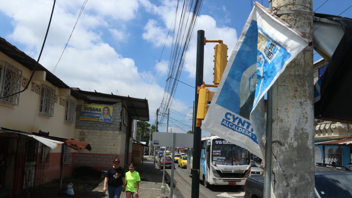 En algunos sectores se puede ver una misma calle se puede ver varios afiches de políticos