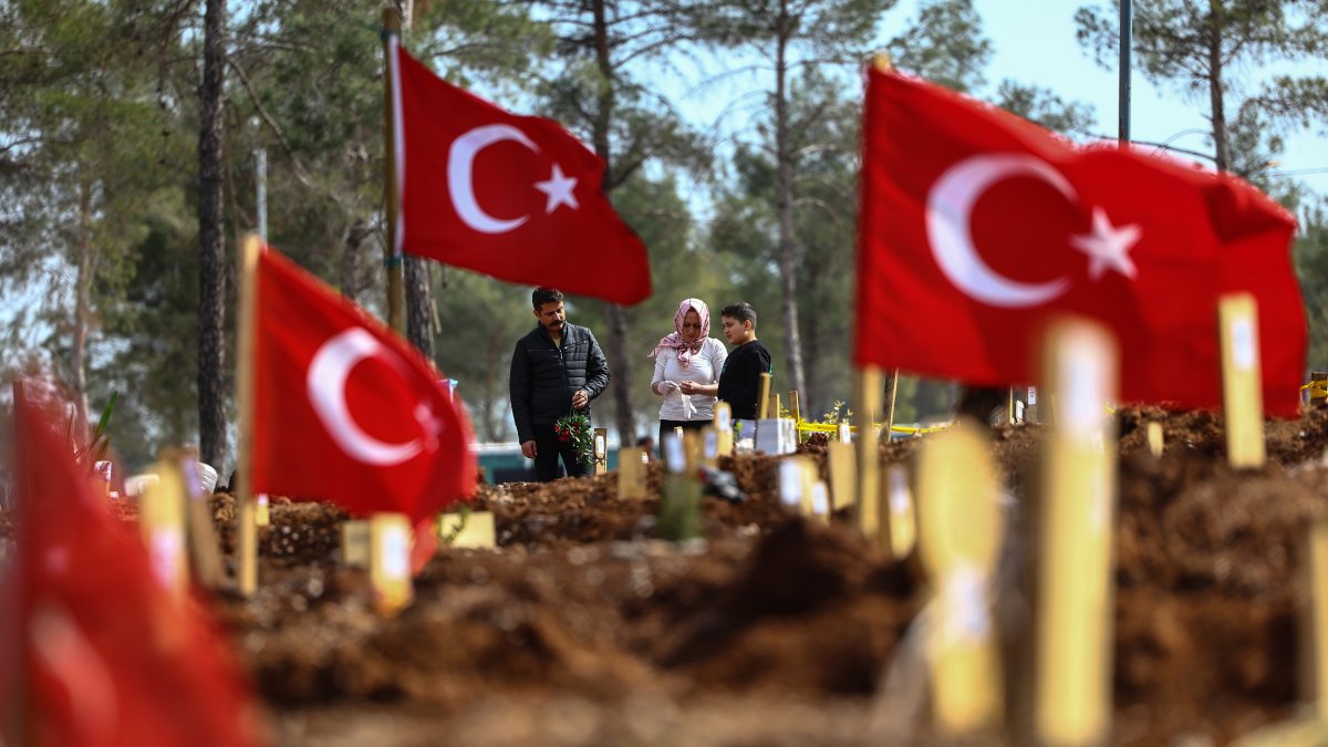 Los familiares de las víctimas del terremoto lloran ante las tumbas de sus deudos que perdieron la vida 