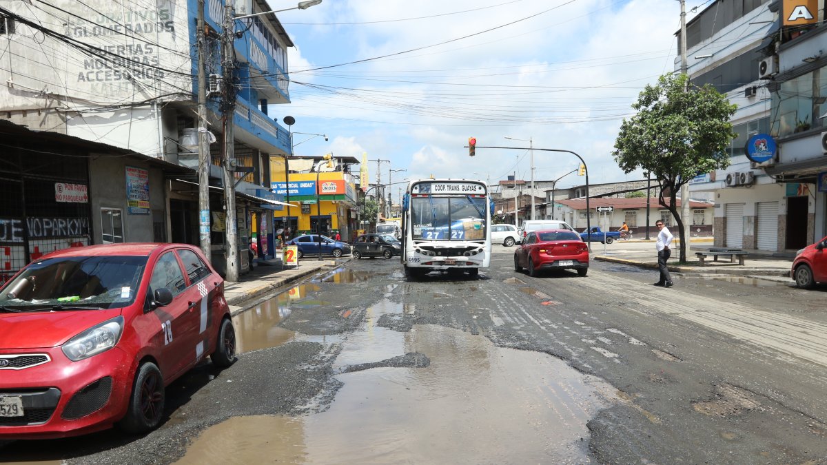 Así permanece la calle 29 y García Goyena, con huecos, lodo y agua empozada.