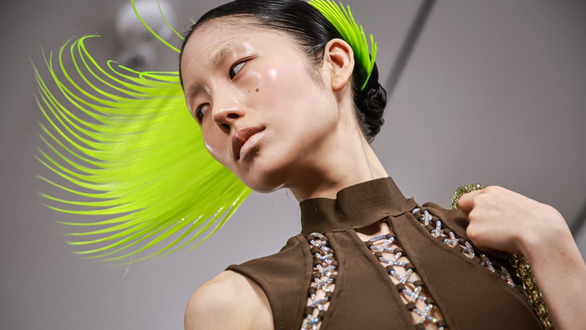 En la colección Womenswear del diseñador suizo Kevin Germanier en el Paris Fashion Week, el color verde limón apareció en inesperados accesorios.