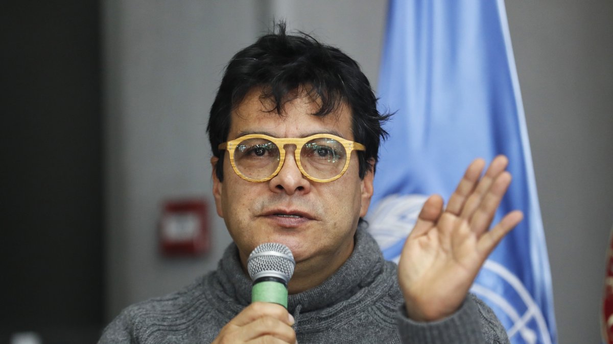 Fotografía de archivo en la que se registró al alto comisionado para la Paz en Colombia, Danilo Rueda, durante una conferencia de prensa, en Bogotá (Colombia).