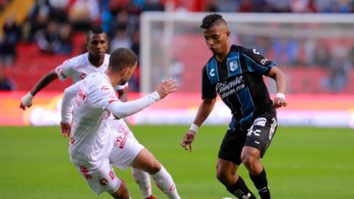 Jonathan Perlaza (d) sigue ganando minutos en el Querétaro.