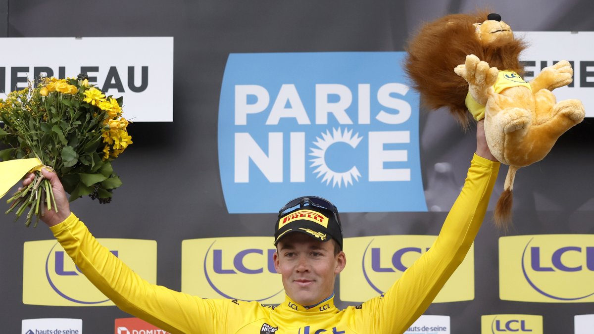 Mads Pedersen celebró la victoria en la segunda etapa que le valió el liderato de la París Niza