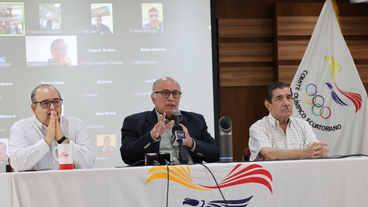 Jorge Delgado, presidente del Comité Olímpico Ecuatoriano (c), encabezó el anuncio del ‘documento reclamo’ en el que 27 federaciones cierran fila ante la medida.