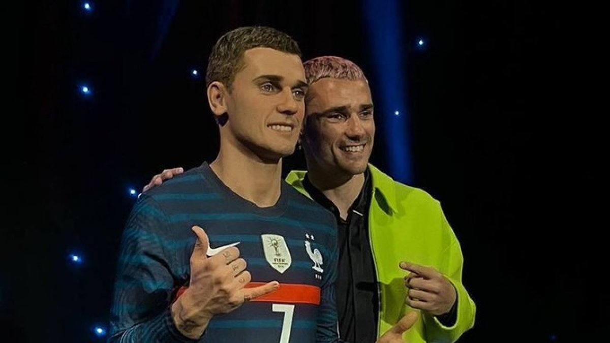 Griezmann con la estatua vistiendo la selección.