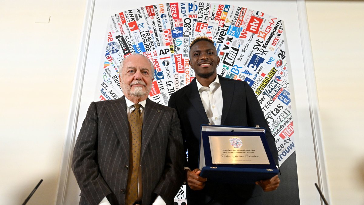 Aurelio De Laurentiis (i), presidente de Nápoles, junto al delantero Victor Osimhen.