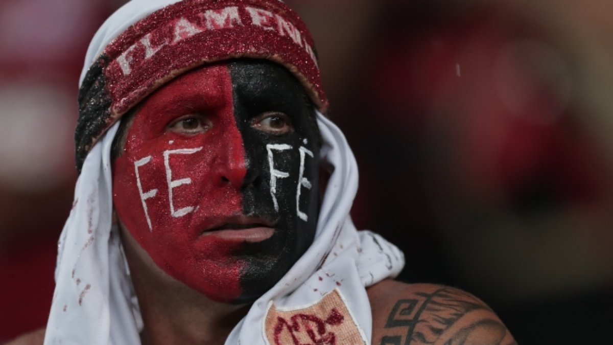 Los aficionados vuelven a sufrir las consecuencias tras batalla campal entre barras.
