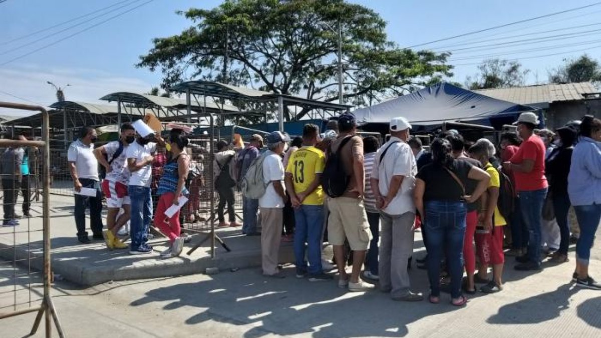 Las necesidades y ayudas que necesiten los convictos son resueltas a través de transferencias bancarias. En caso no hacerlo ellos o sus allegados son torturados.