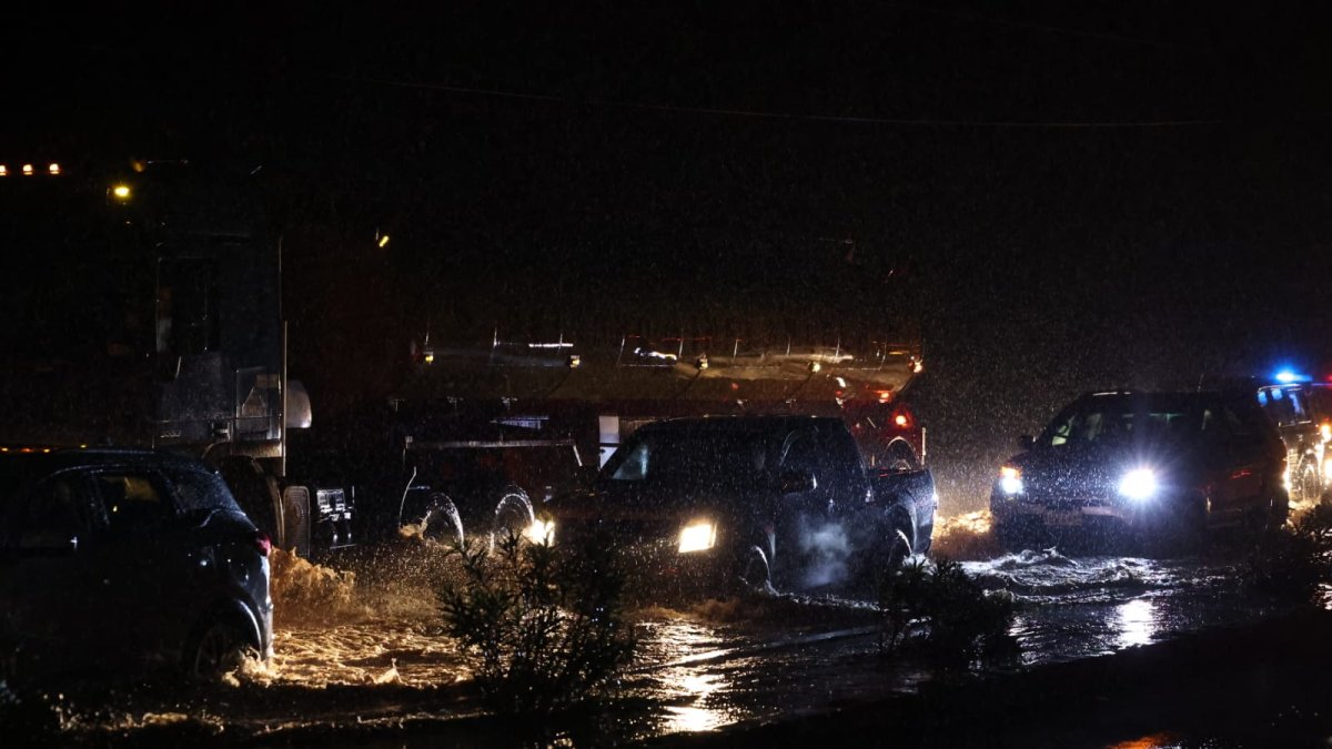 Tráfico, árboles caídos y derrumbe son el panorama que hay durante las fuertes lluvias presentadas en varios sectores del Guayas.