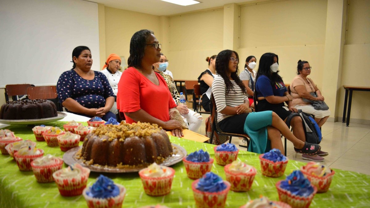 El grupo de mujeres que terminaron los ciclos de capacitación.