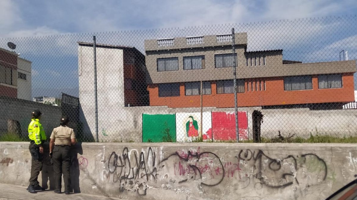 Los vecinos realizaron una minga para limpiar los símbolos de la supuesta banda