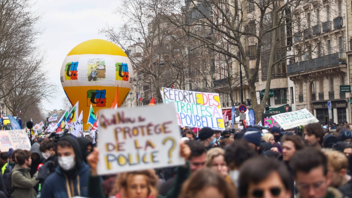 Los manifestantes se manifiestan durante una protesta contra la reforma del sistema de pensiones prevista por el gobierno francés, en París, Francia.