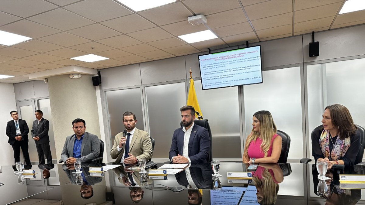 El ministro de Finanzas, Pablo Arosemena, en rueda de prensa con representantes de los GAD.