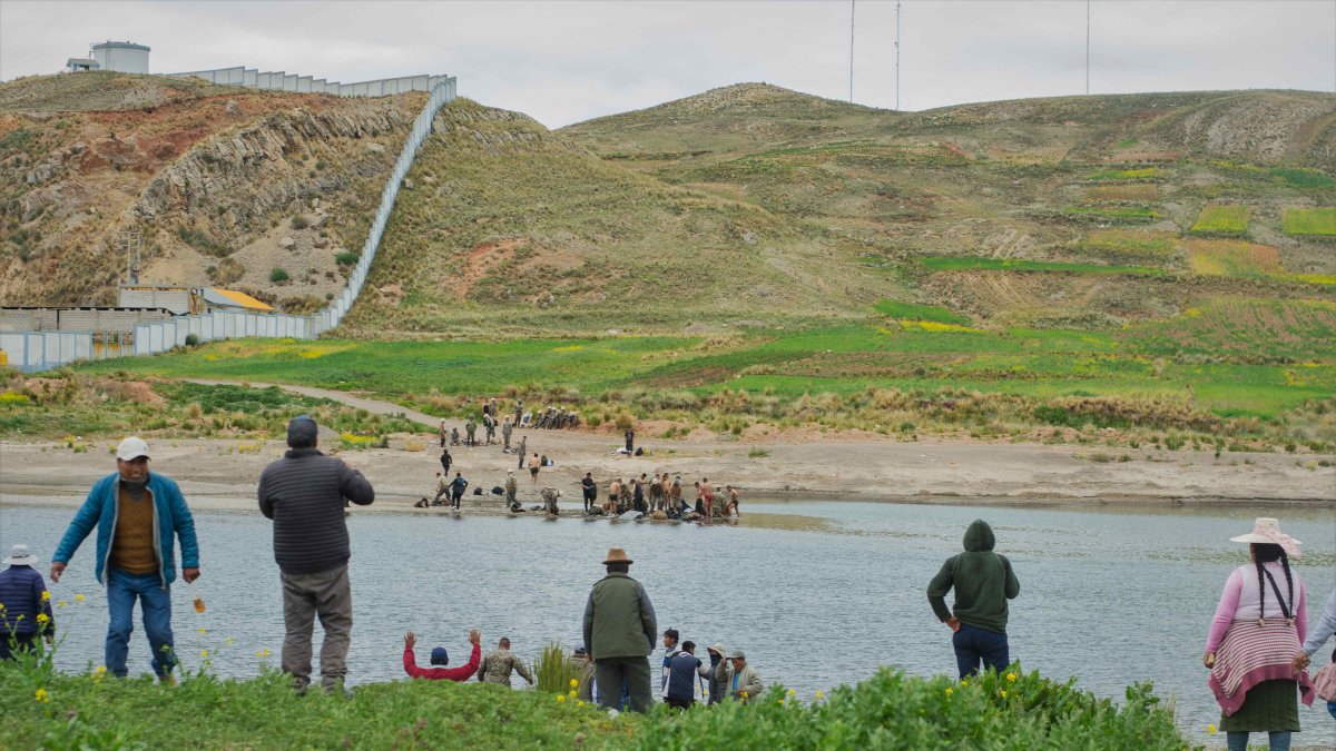 Pobladores rescatan a soldados del rio Llave, en Puno (Perú), cuando huían este domingo de un grupo de manifestantes antigubernamentales en la sureña región de Puno (fronteriza con Bolivia)i