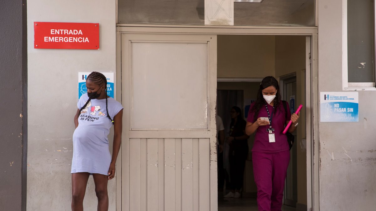 Asistencia. Una mujer embarazada espera turno en el área de emergencias de un hospital.