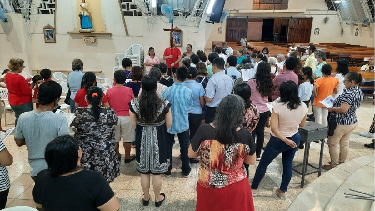 Un buen número de feligreses acudieron a la convocatoria que realizó esta parroquia católica el viernes 3 de marzo de 2023.