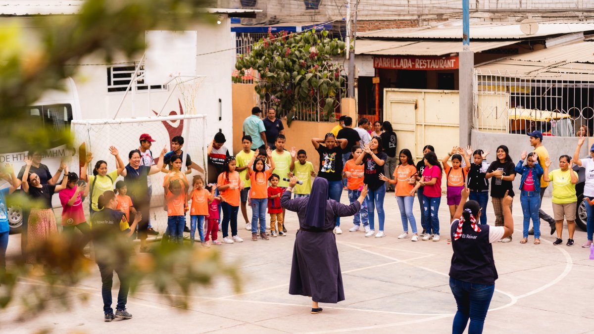 Un grupo de niños participa de una actividad en los patios de la Unidad Educativa Nobel, ubicada en la Cooperativa Puertas del Sol, regentada por la Fundación Educar en Cristo.