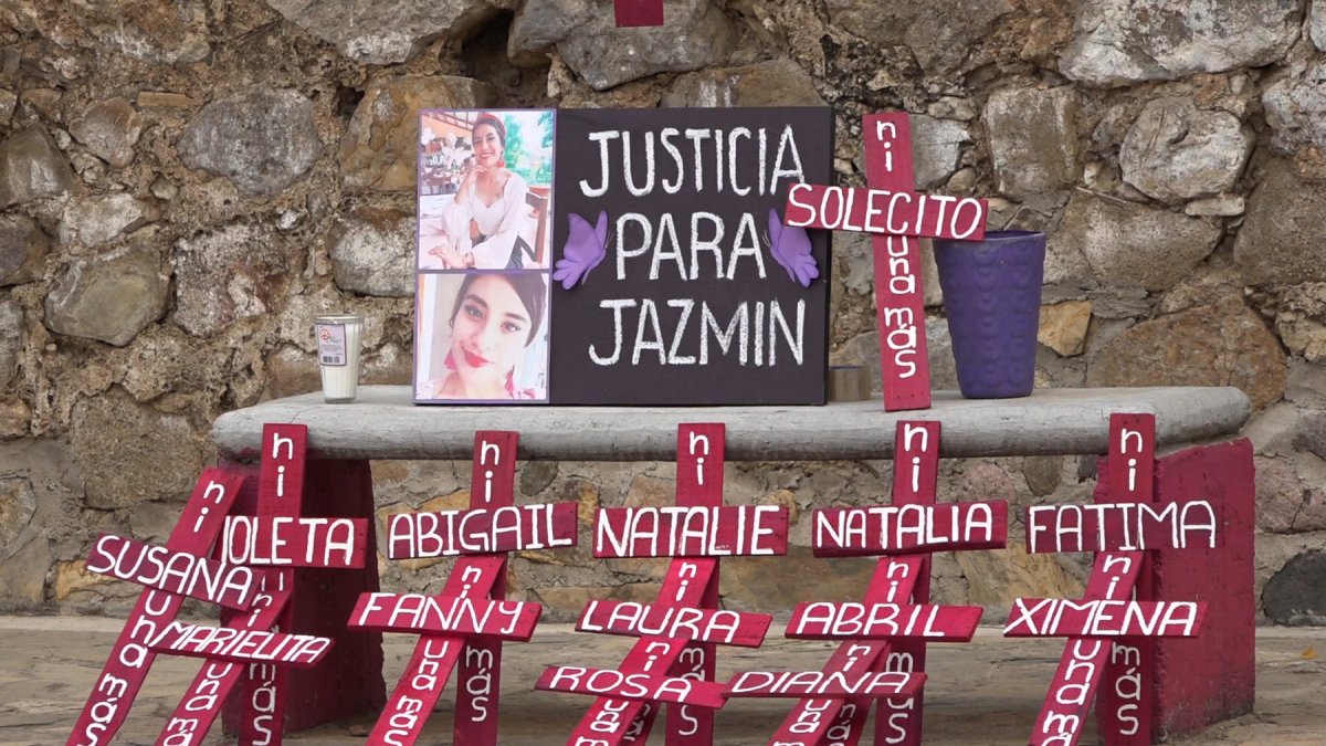 Fotografía de un altar con cruces y veladoras en recuerdo de mujeres asesinadas, el 6 de marzo de 2023 en la ciudad de Oaxaca (México).