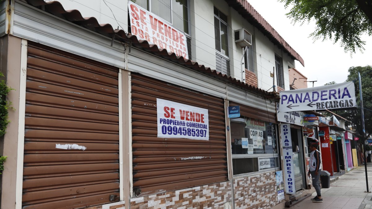 En varios locales de la avenida principal de la ciudadela Miraflores, donde funcionaban cangrejales o cafeterías, se han colocado letreros que anuncian su venta.