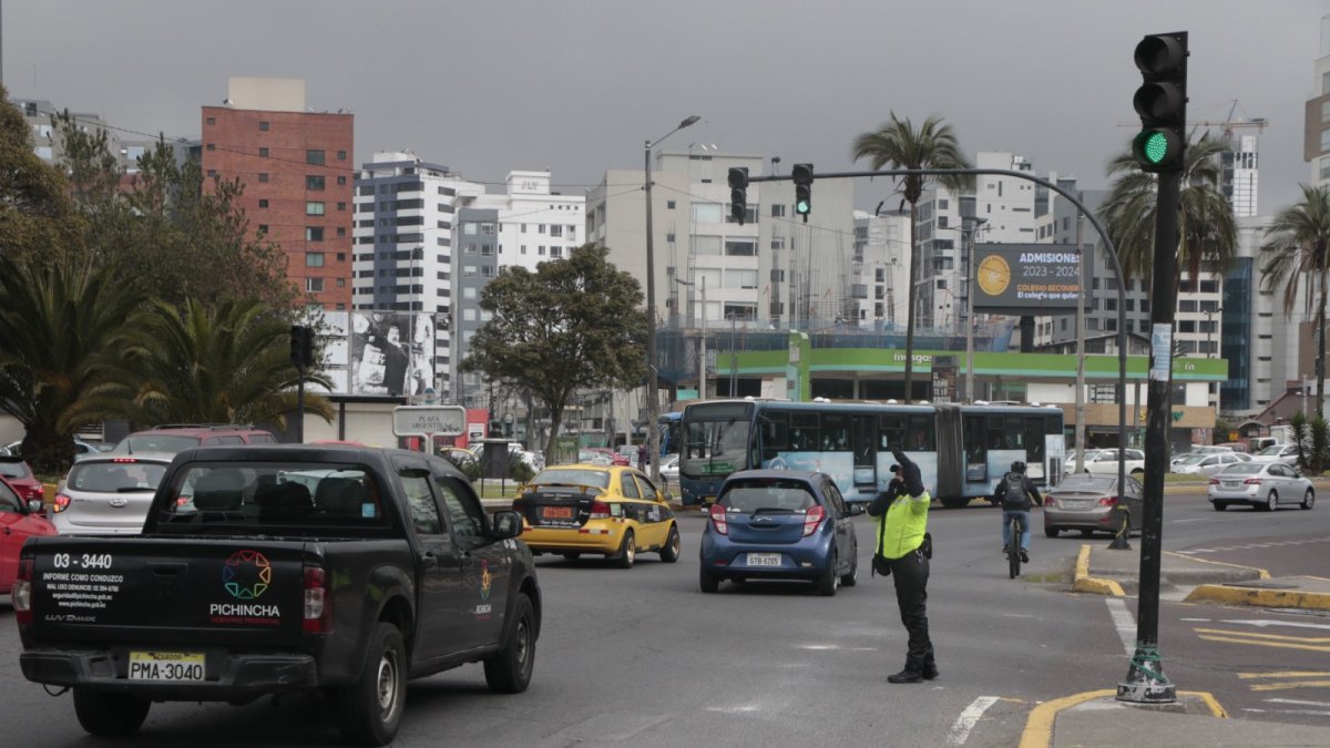 Igualito. La dirección del tráfico fue llevada a cabo bajo acorde a lo señalado por el semáforo.