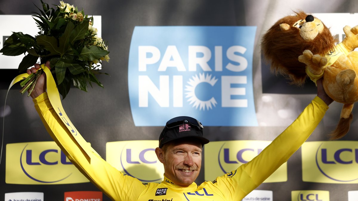 Magnus Cort celebra como líder de la general de la tercera etapa.