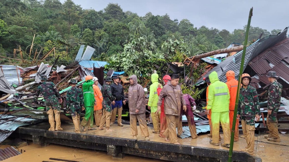 Se muestra a los rescatistas que buscan víctimas luego de un deslizamiento de tierra que golpeó una aldea en la isla de Serasan, regencia de Natuna, Indonesia