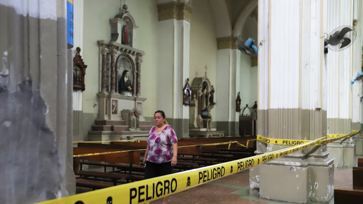 Situación. Fragmentos de la cubierta están en el piso del templo, cuya superficie presenta desniveles.