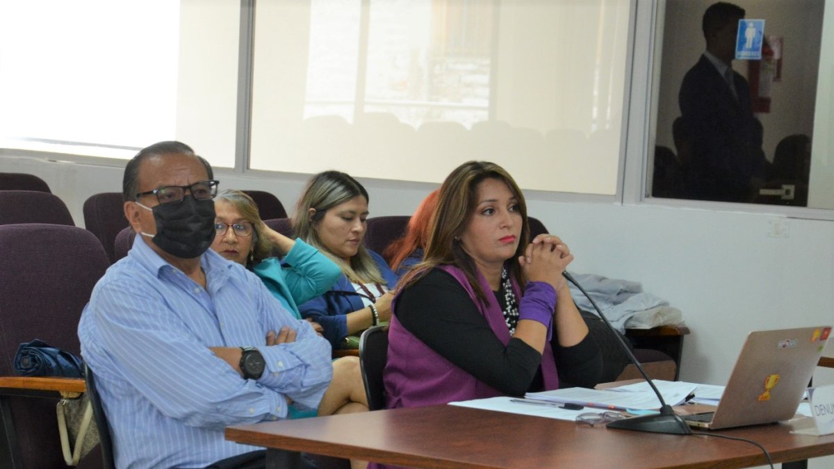 Los abogados de las partes exponen sus argumentos ante un juez electoral.