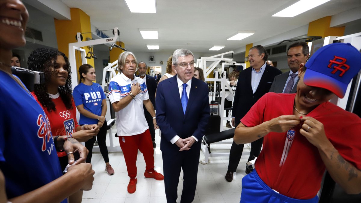 El presidente del COI, Thomas Bach, rodeado de deportistas boricuas.