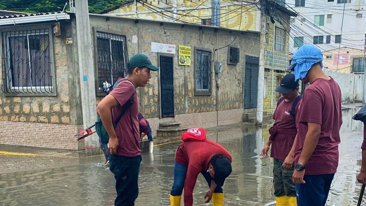 Remedios. Obreros destaparon las alcantarillas en Salinas para que evacue el agua.