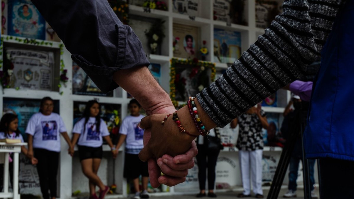 Viudas y huérfanos de la masacre se reúnen cada cierto tiempo para visitar las tumbas de los asesinados.