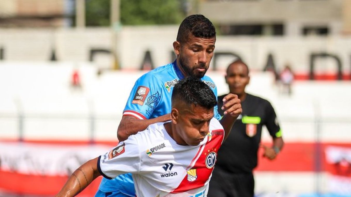 Joao Rojas (atrás) dio la asistencia para uno de los 3 tantos de Garcilaso.