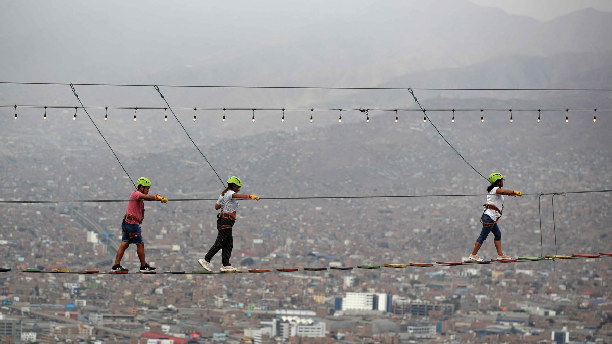 Varias personas fueron registradas al cruzar un puente colgante, en las Lomas del Mirador, en San Juan de Lurigancho.